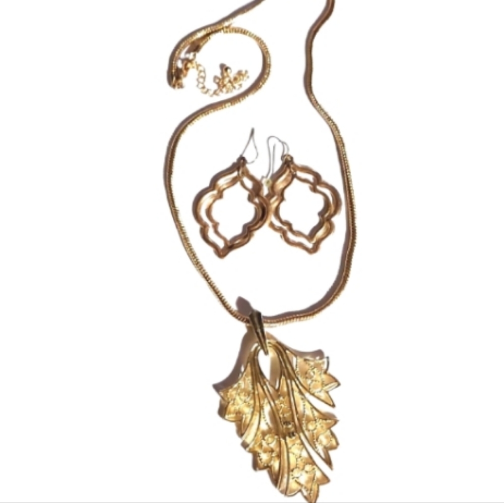 Nwot vintage unique pendant and earrings goldtoned